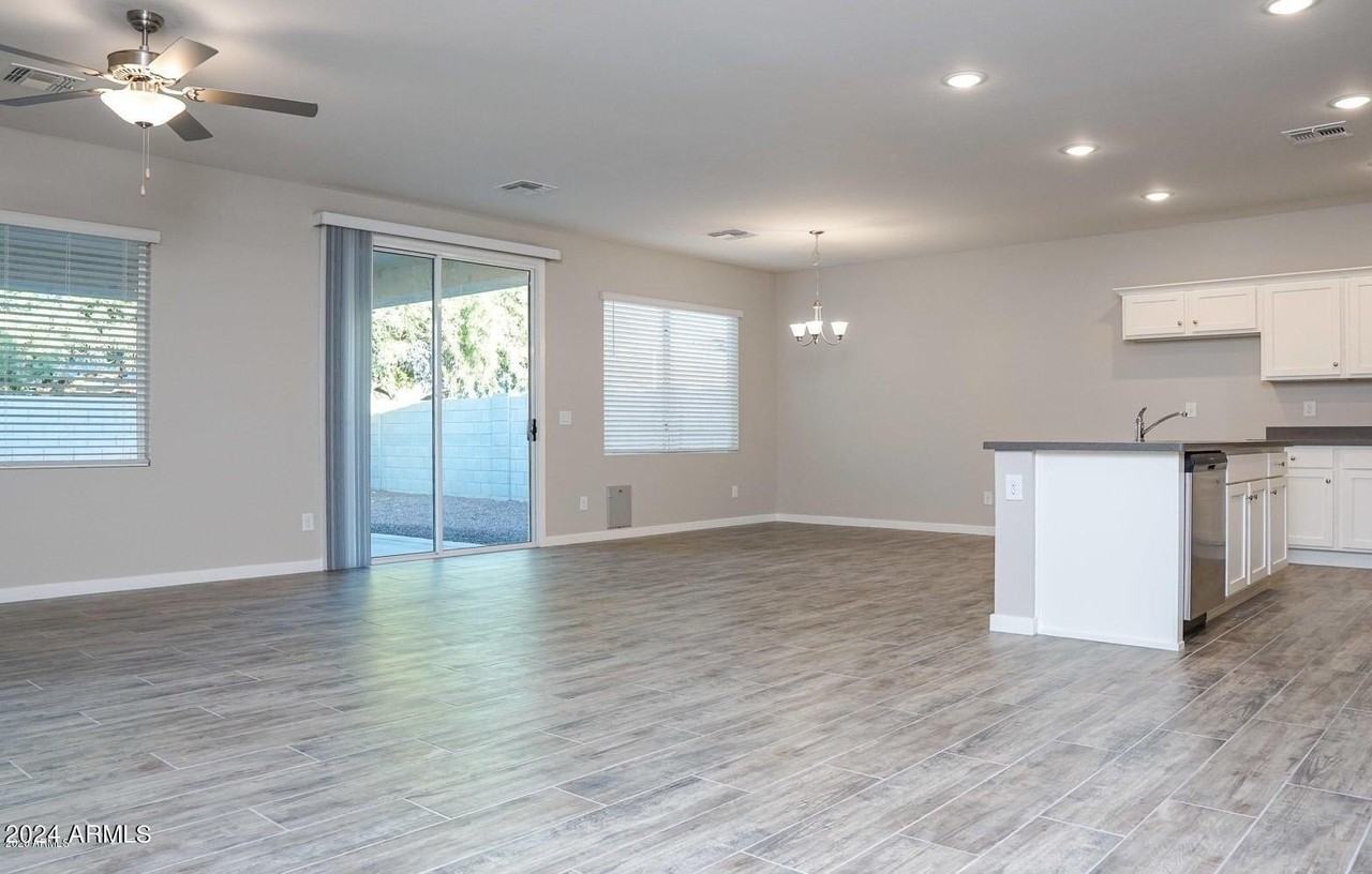 16013 N 65th Ave - Photo 6 of 26