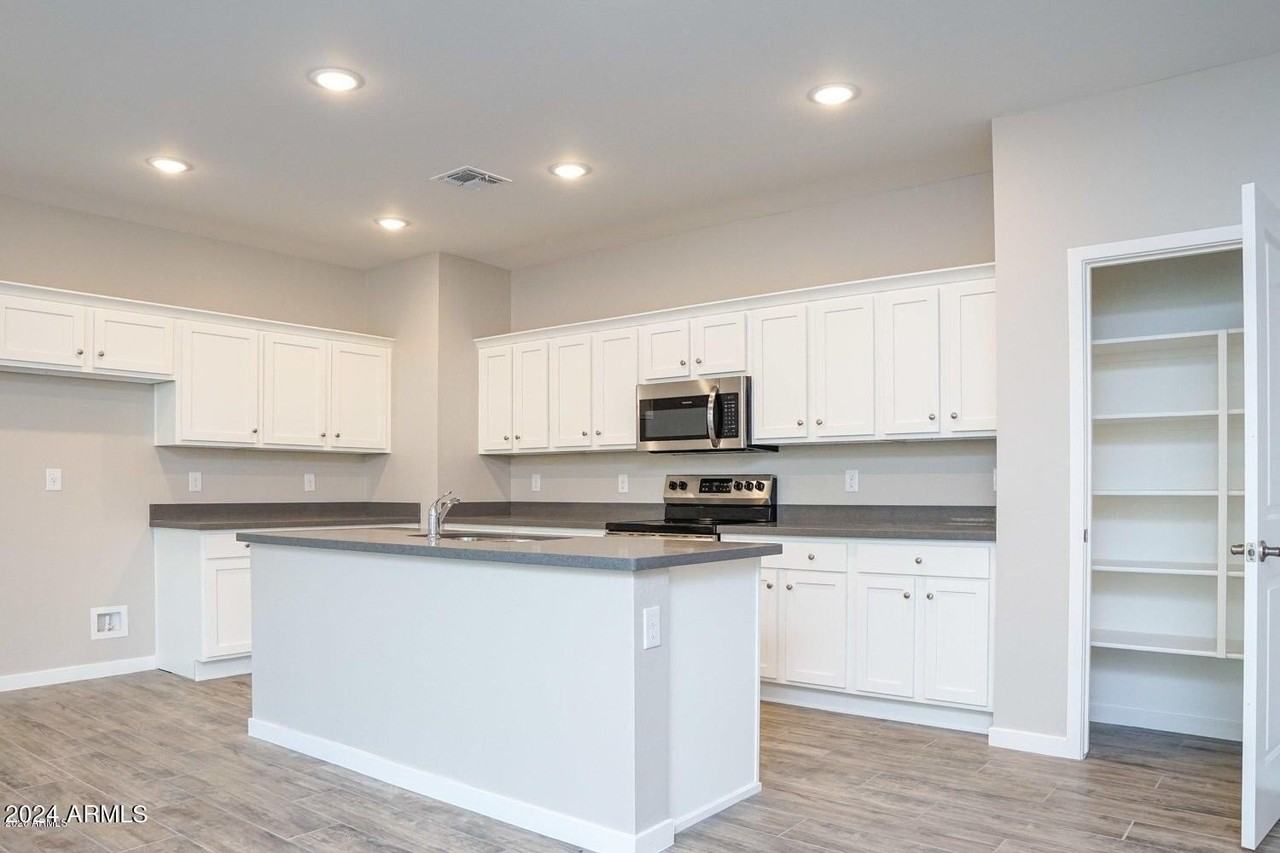 16013 N 65th Ave - Photo 7 of 26