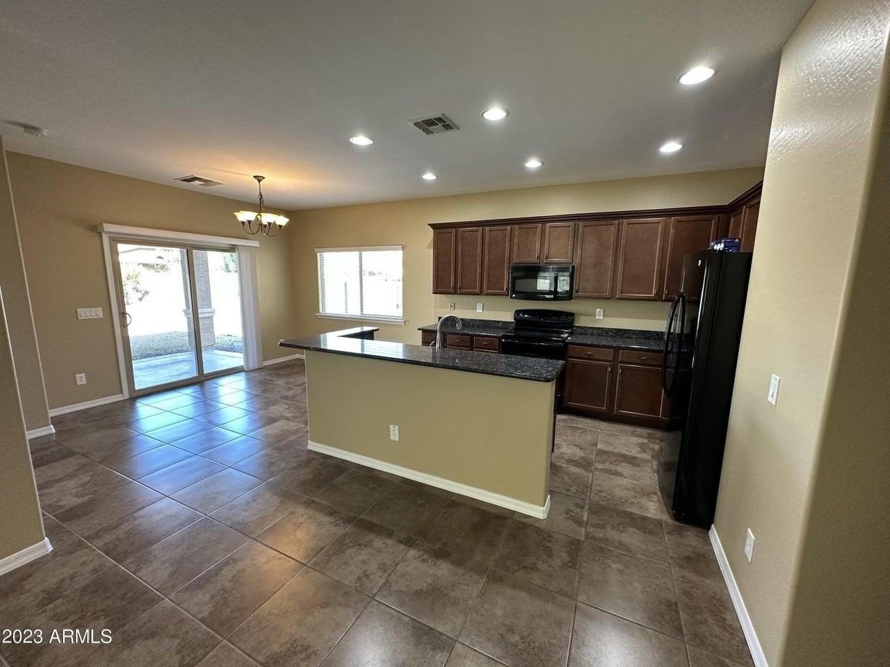 946 W Basswood Ave - Photo 5 of 13