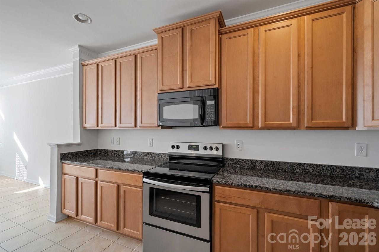 413 Armour St - Photo 5 of 33