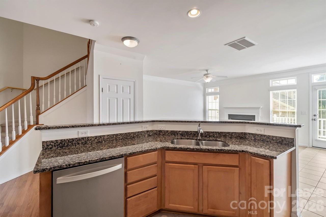 413 Armour St - Photo 6 of 33