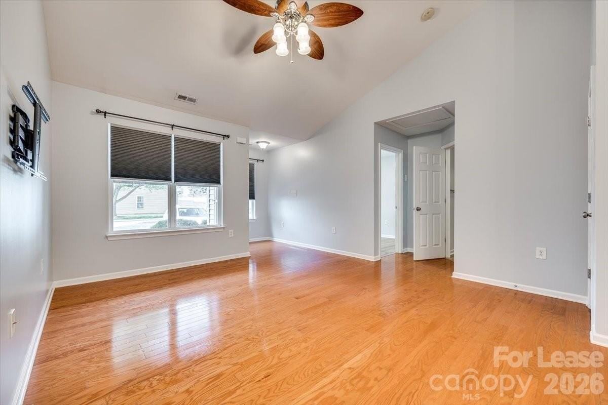 2052 Shady Pond Dr - Photo 6 of 30