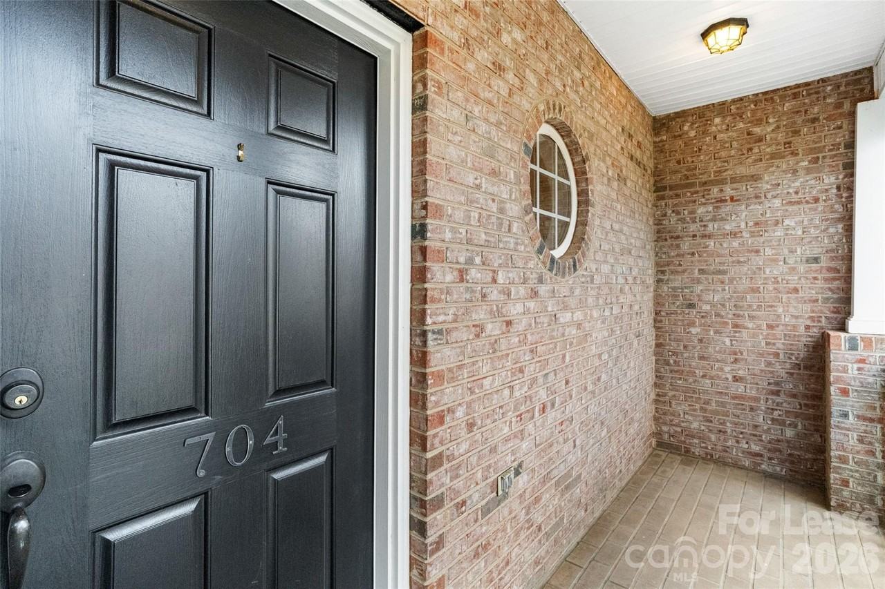 704 Deercross Ln - Photo 2 of 38