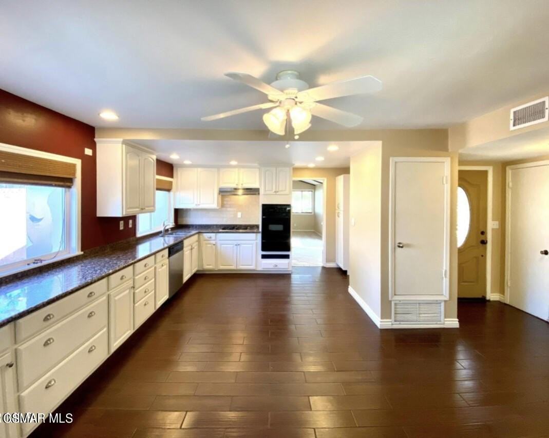 1687 Kane Ave - Photo 2 of 9