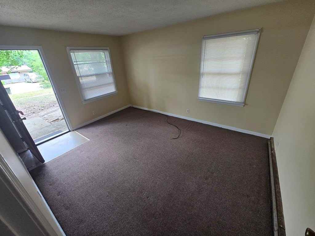 806 S Ussery St - Photo 7 of 9