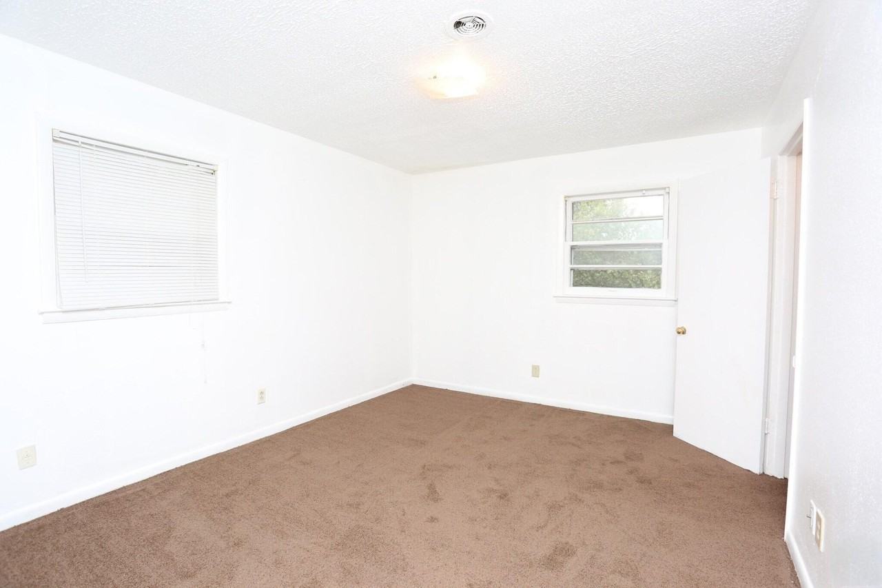 1901 Apartments - Photo 3 of 12