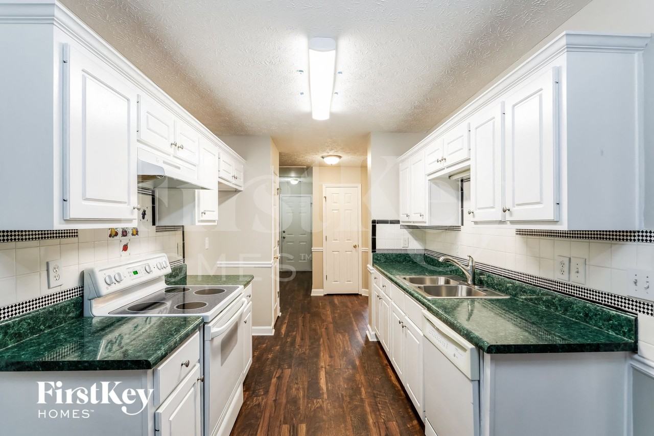 241 Ryan Rd - Photo 4 of 15