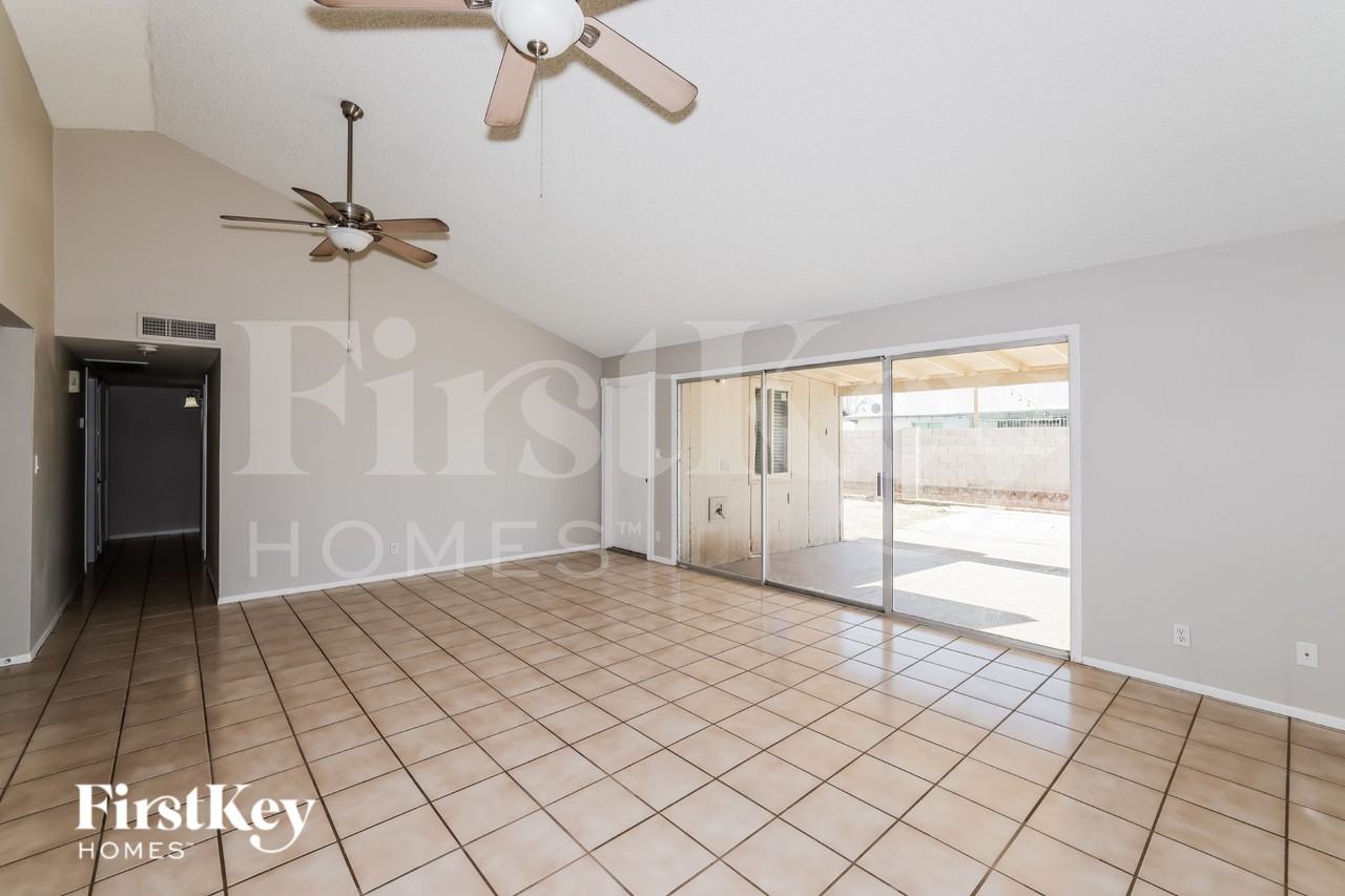 9015 N 57th Ave - Photo 3 of 16