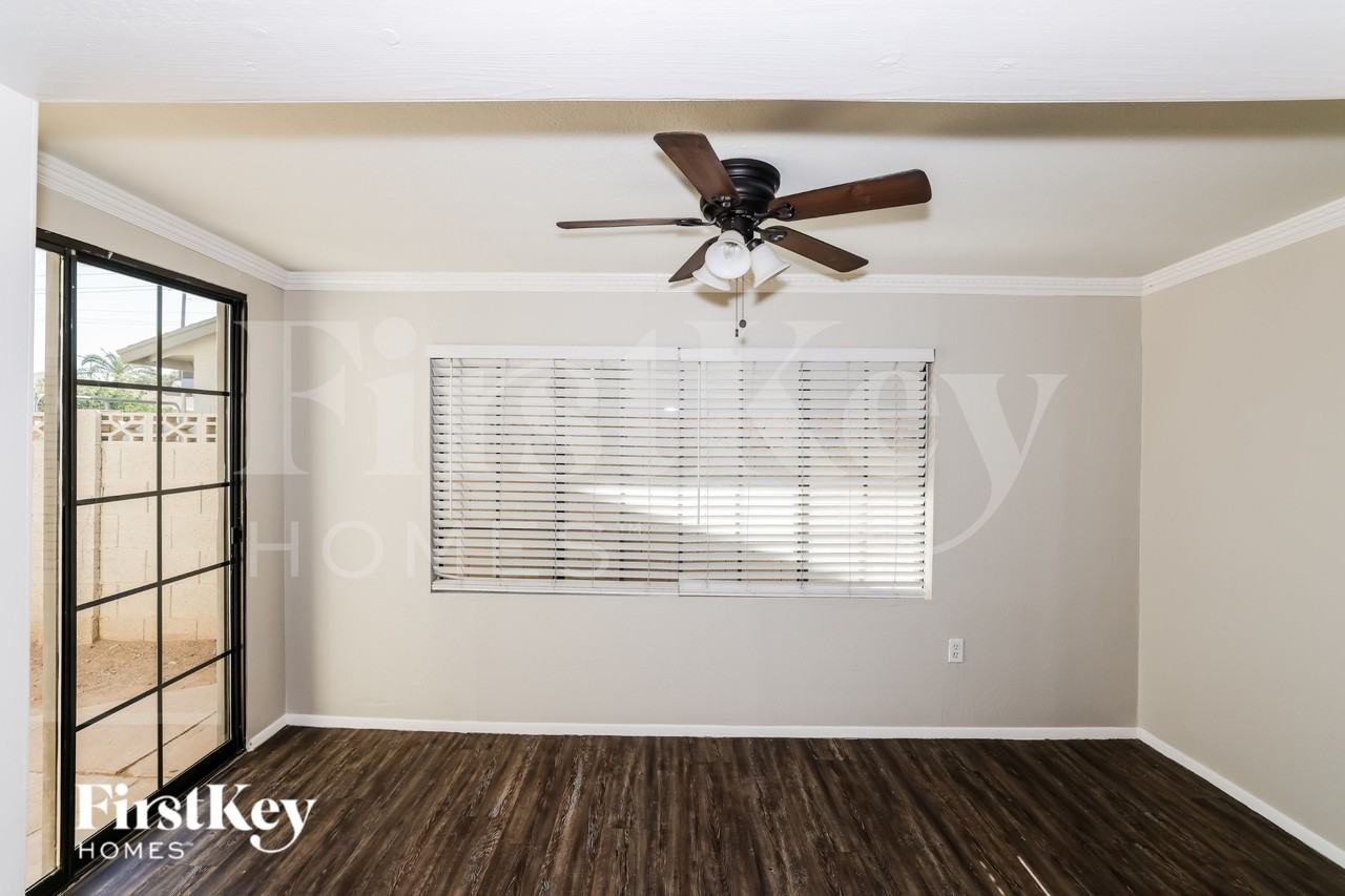 9015 N 57th Ave - Photo 4 of 16