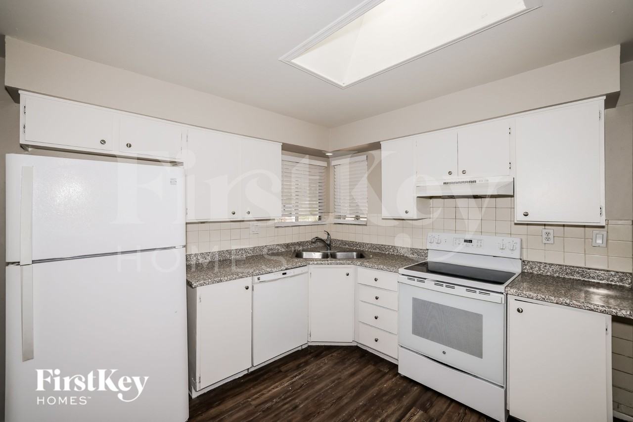 9015 N 57th Ave - Photo 5 of 16
