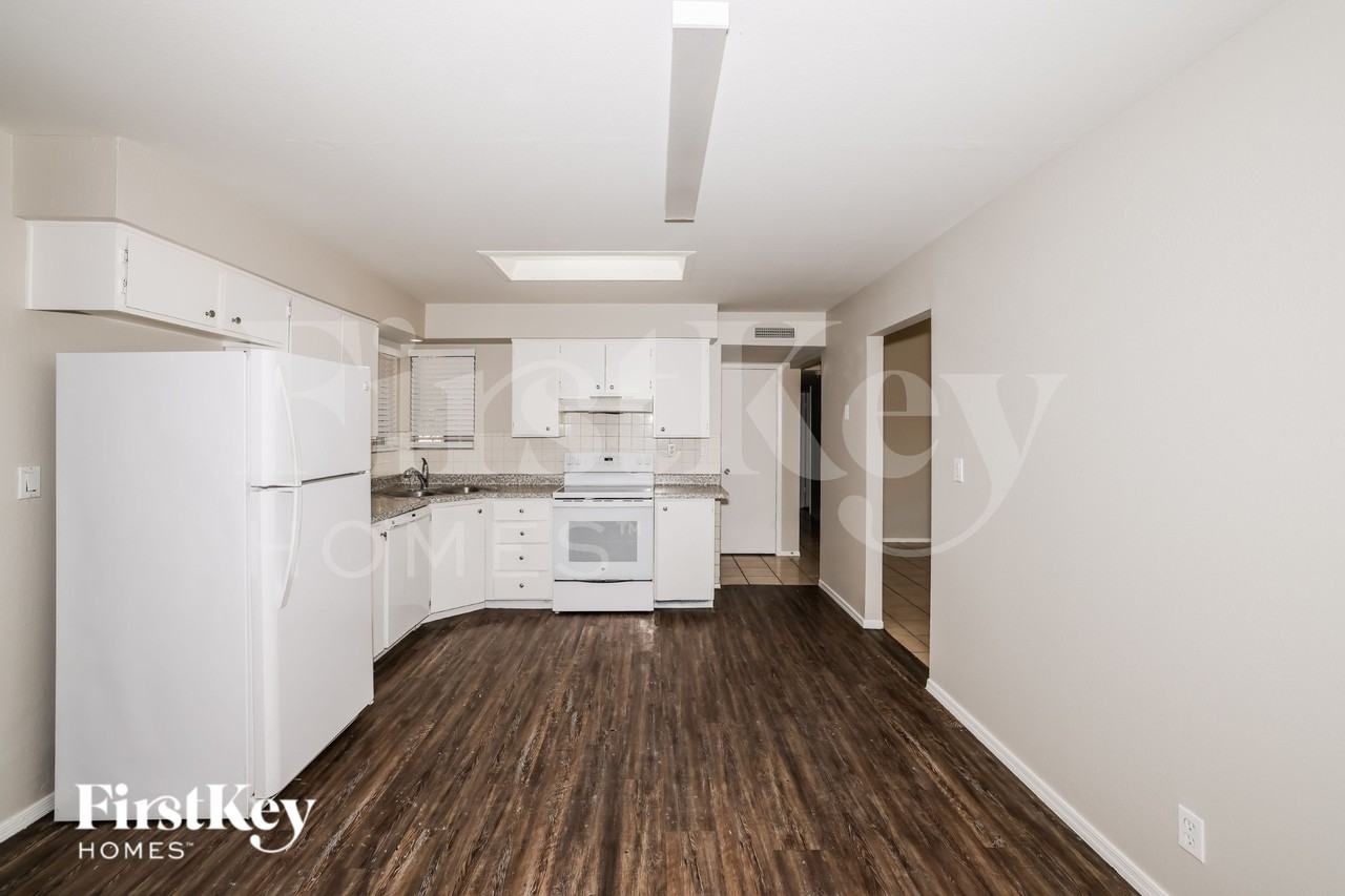 9015 N 57th Ave - Photo 6 of 16
