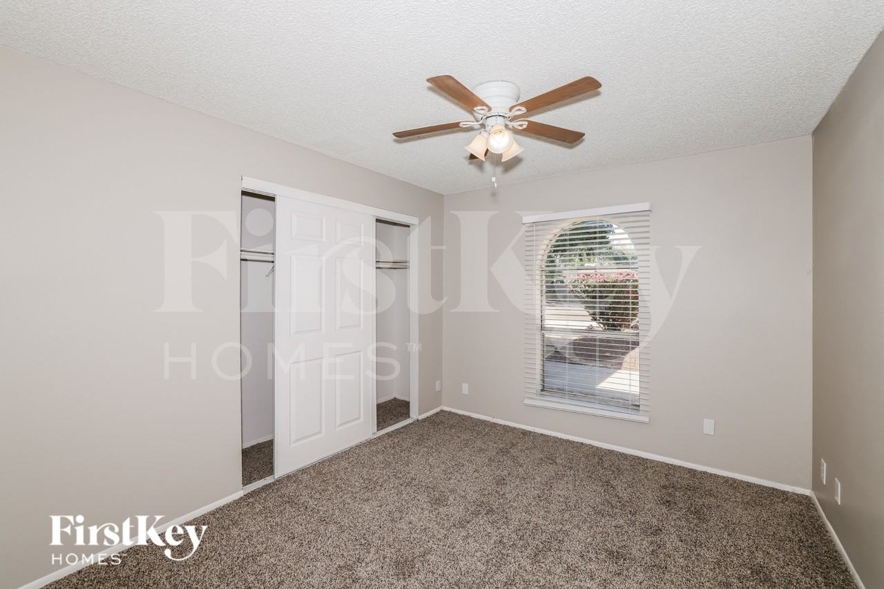 9015 N 57th Ave - Photo 7 of 16