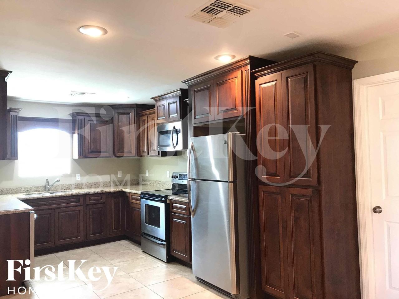 8802 N 35th Dr - Photo 6 of 25