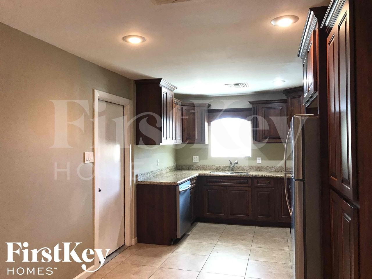 8802 N 35th Dr - Photo 7 of 25