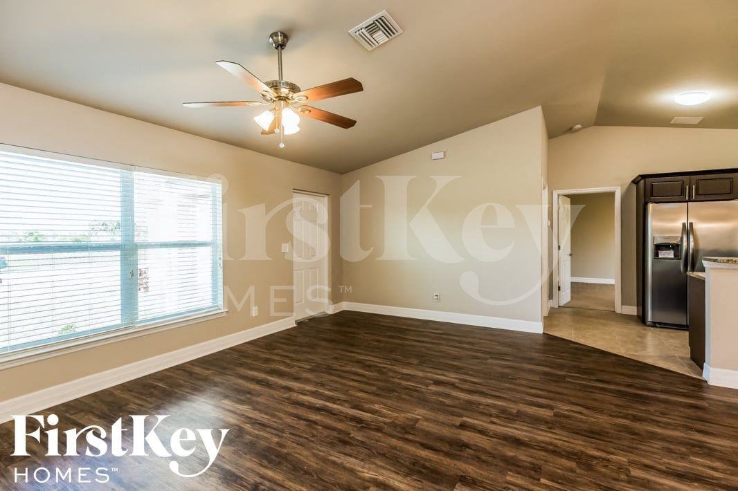 703 Sw 13th Ter - Photo 4 of 15