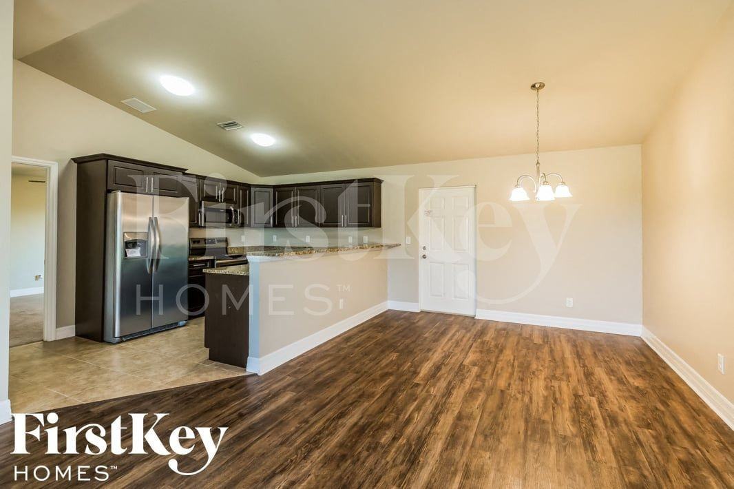 703 Sw 13th Ter - Photo 5 of 15