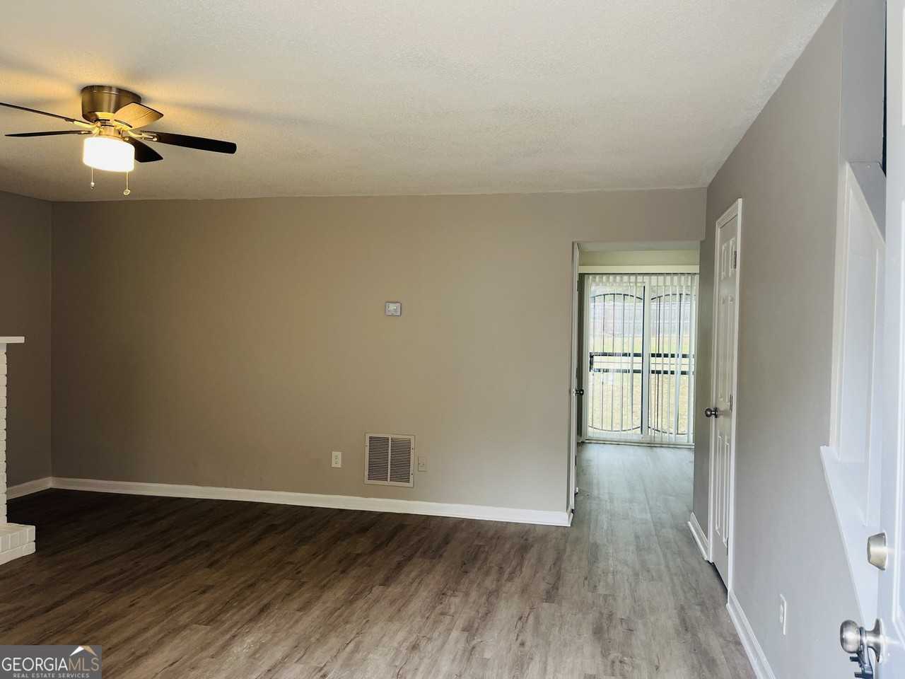 907 Silverwood Dr #907 - Photo 2 of 16