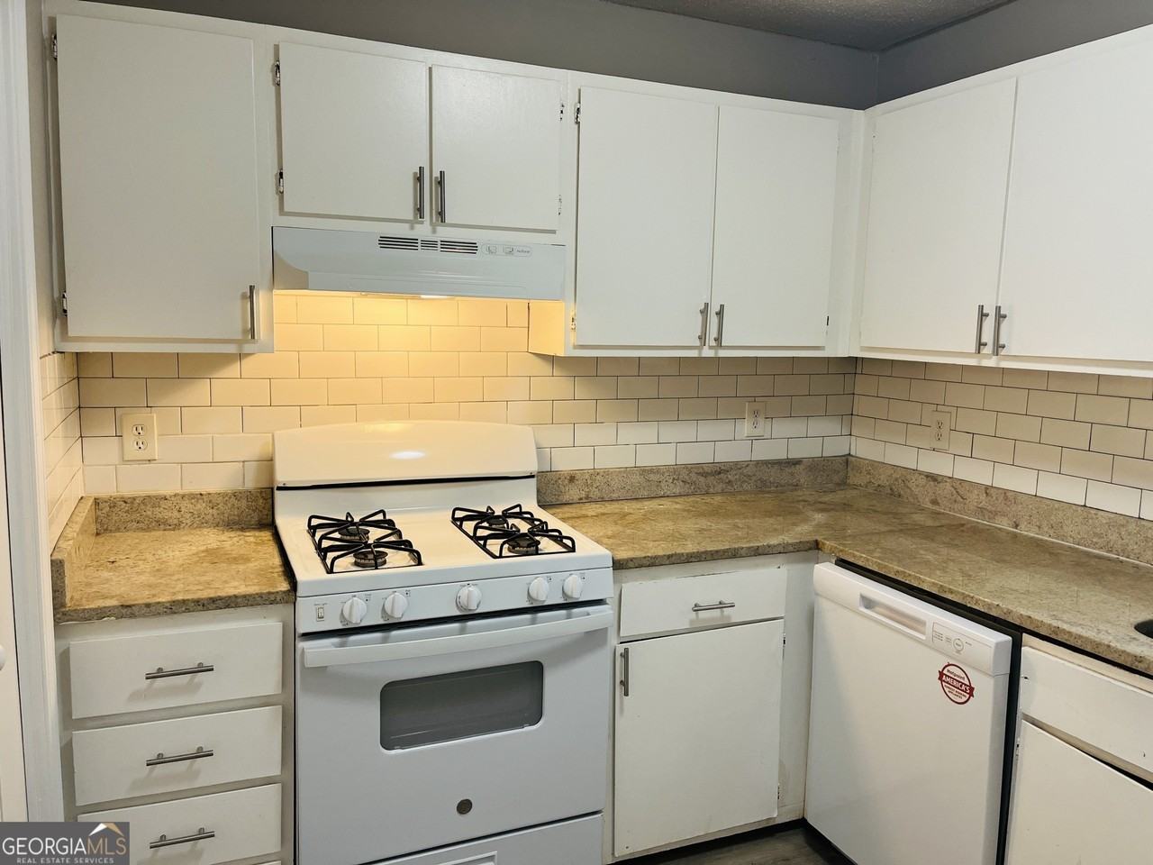 907 Silverwood Dr #907 - Photo 5 of 16