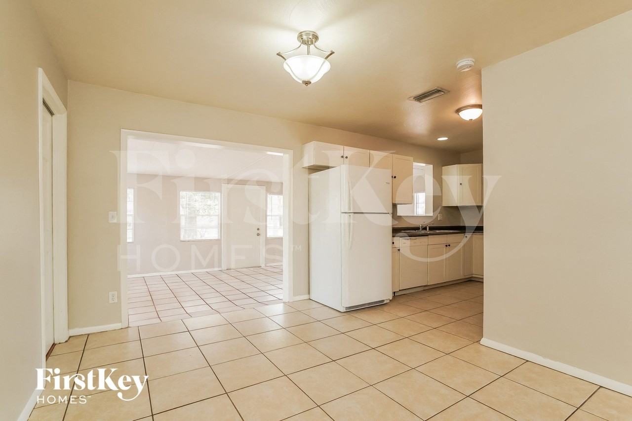 432 Sw 37th Ter - Photo 4 of 15