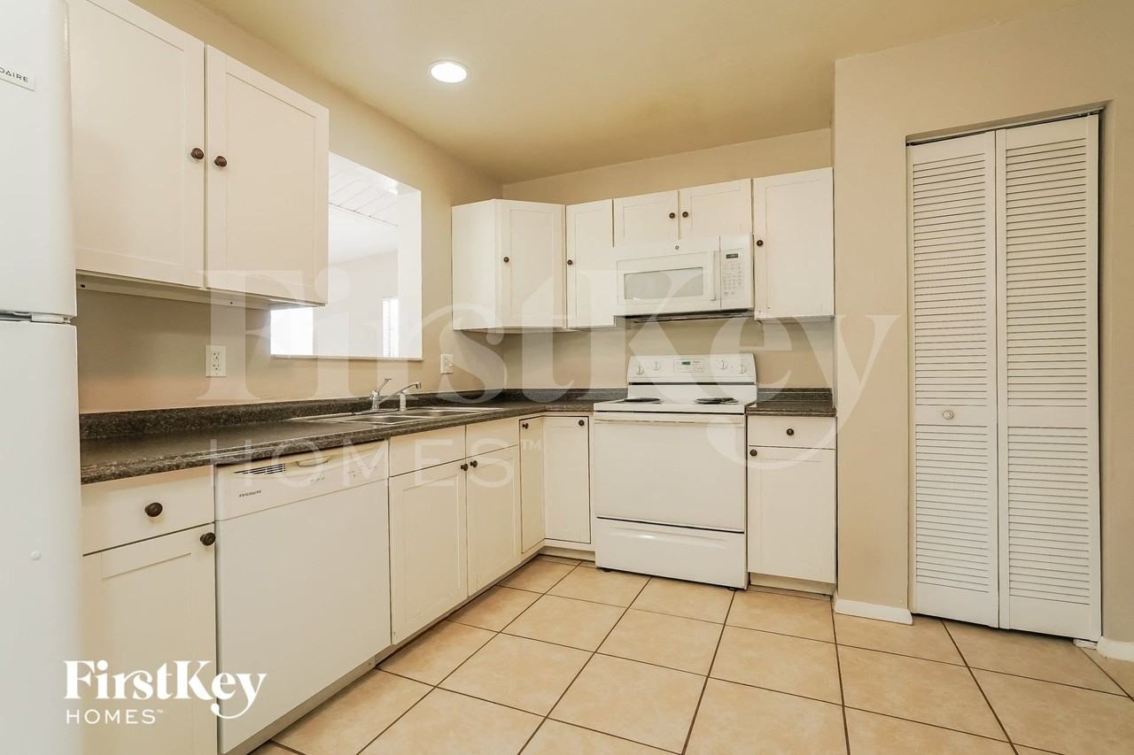 432 Sw 37th Ter - Photo 5 of 15