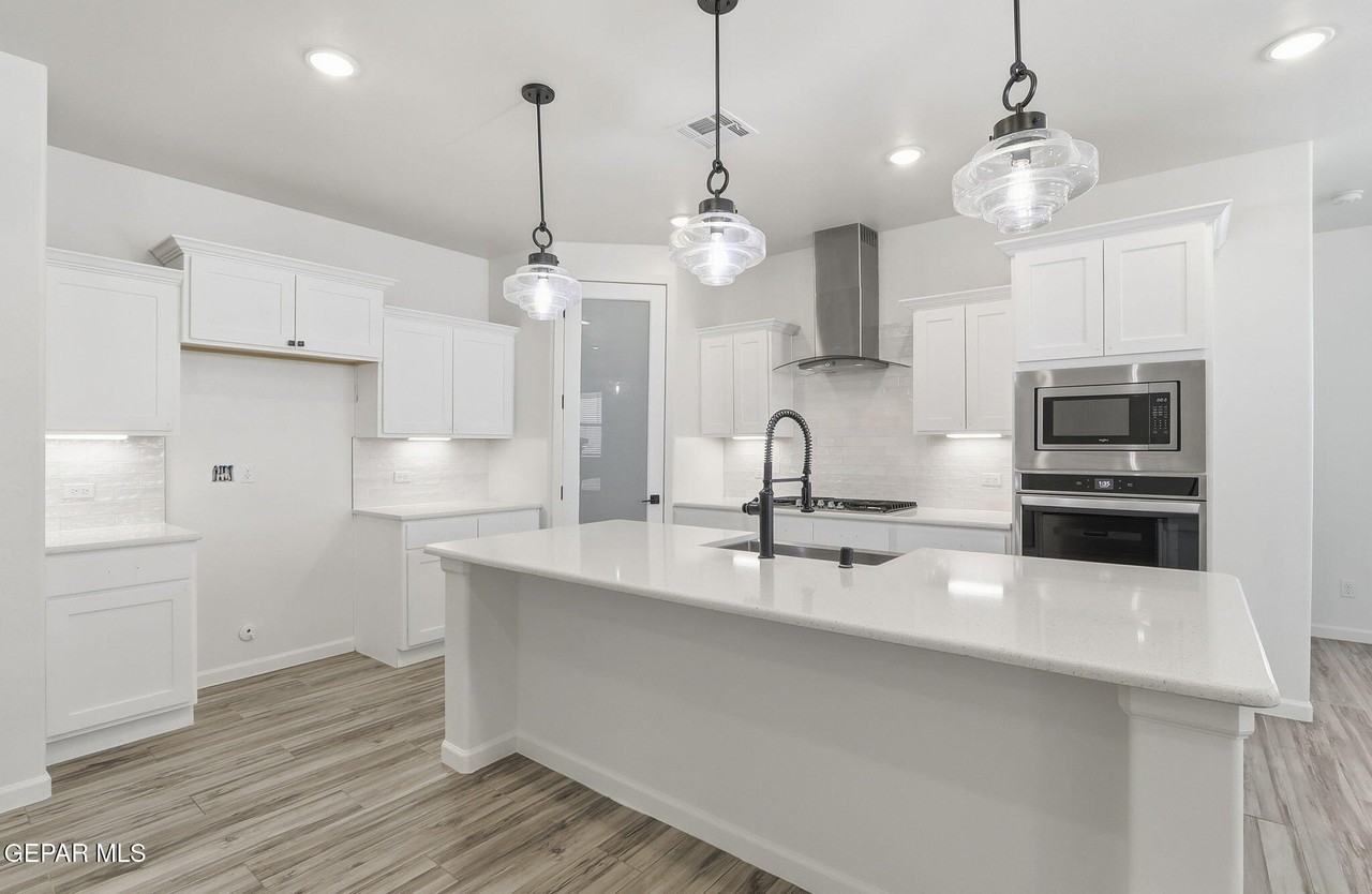 253 Farnborough St - Photo 5 of 36