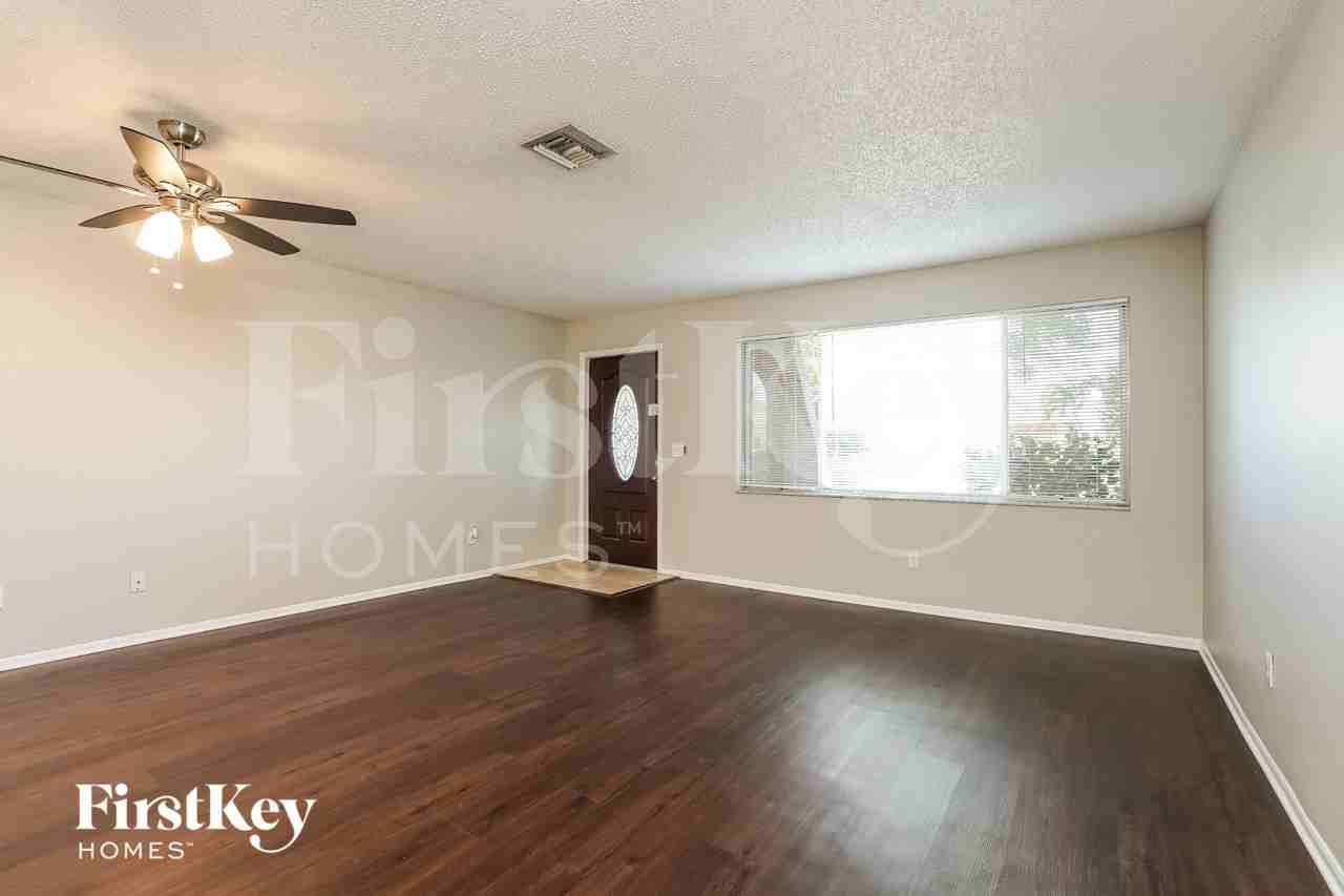 3413 Se 11th Ave - Photo 3 of 17