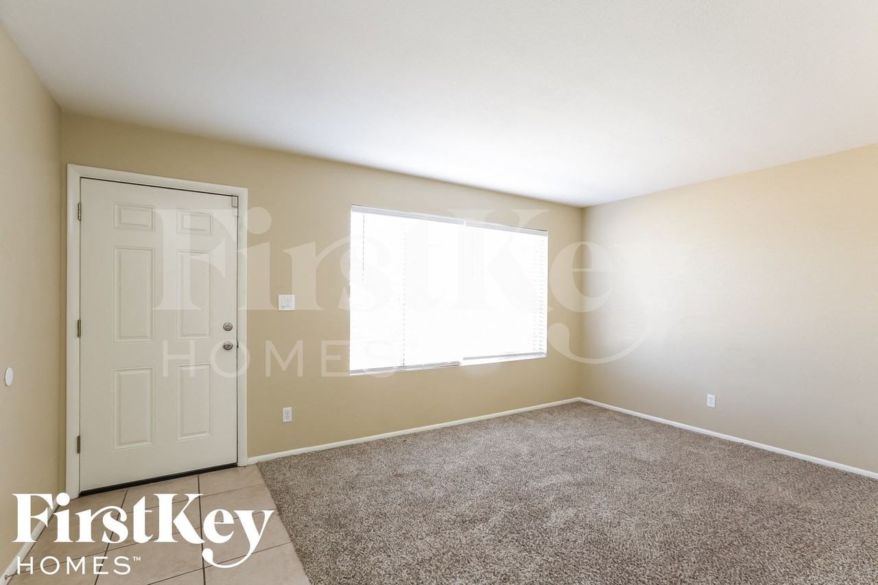 1633 W Charleston Ave - Photo 3 of 15