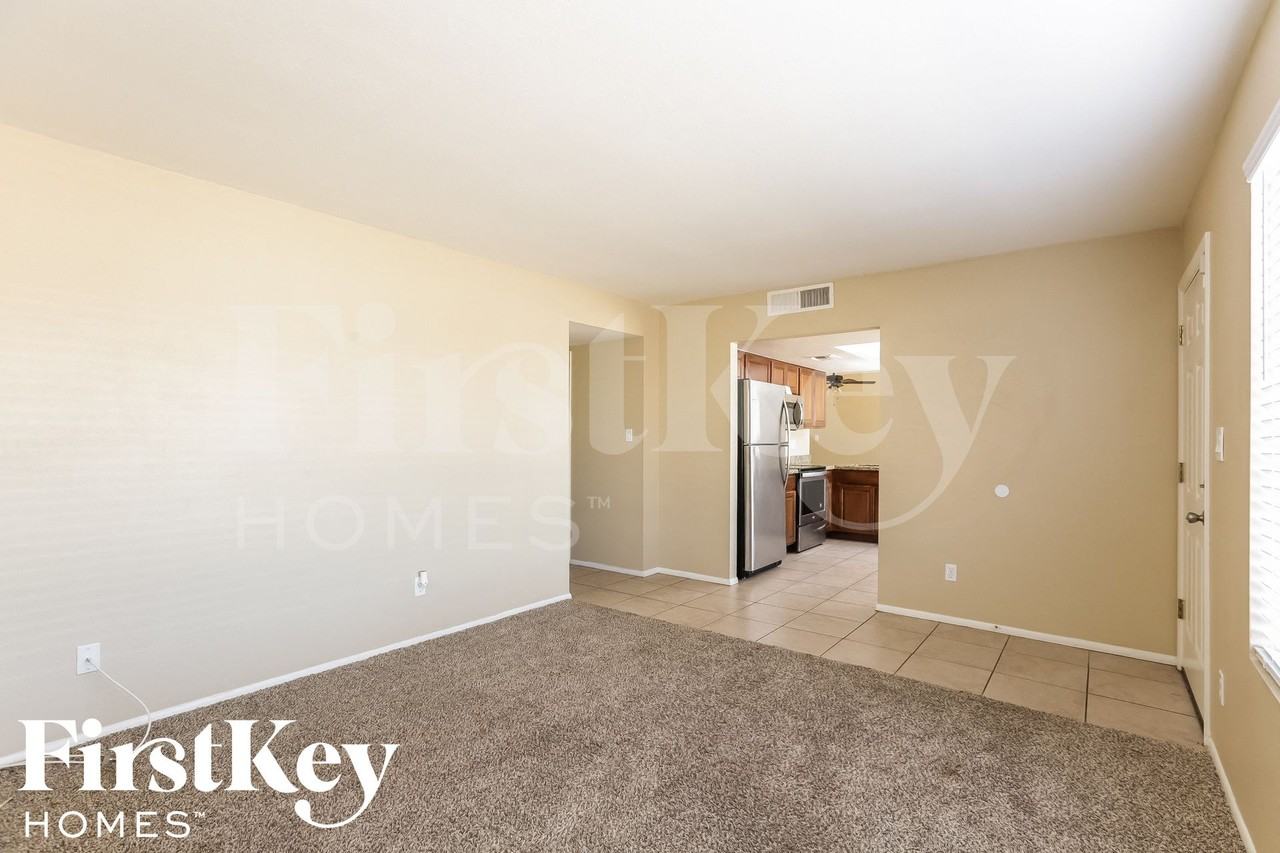 1633 W Charleston Ave - Photo 4 of 15