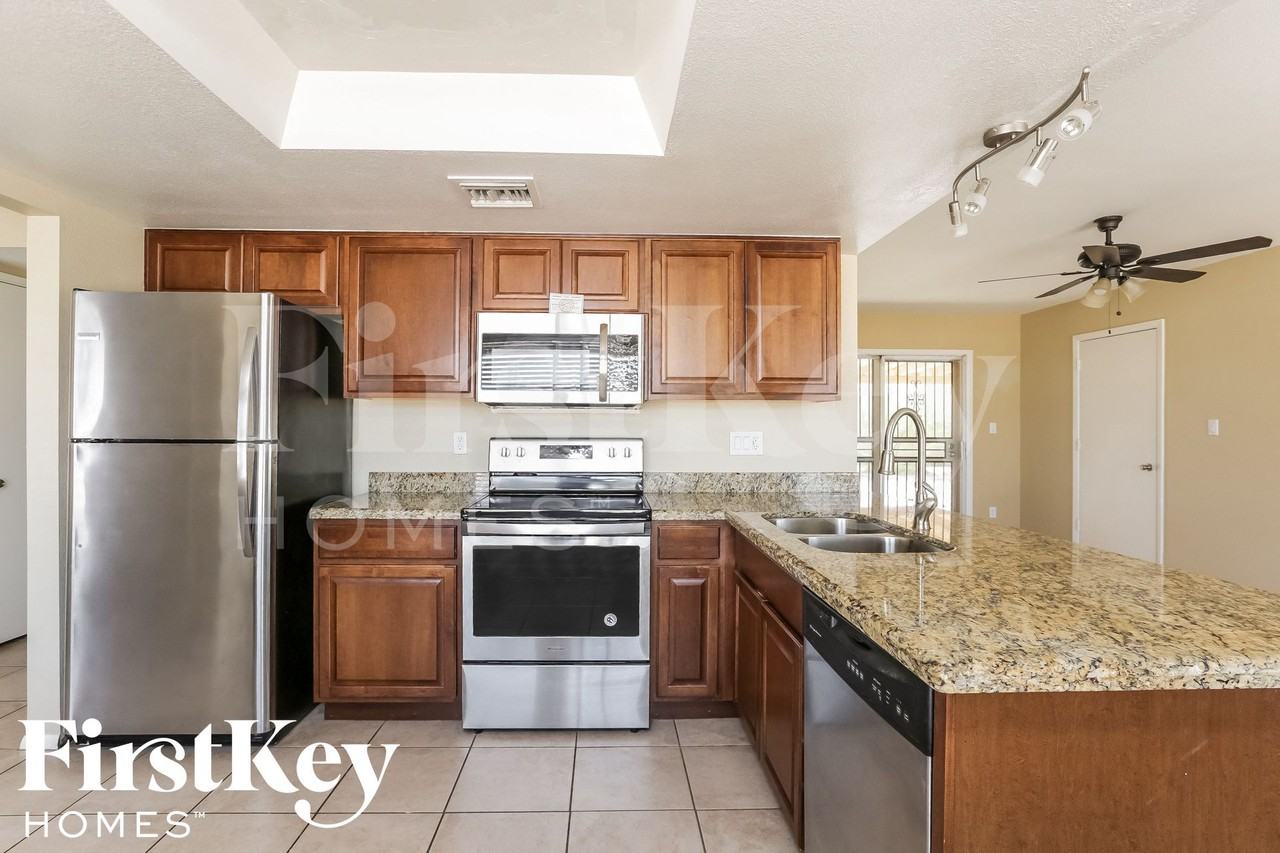 1633 W Charleston Ave - Photo 5 of 15