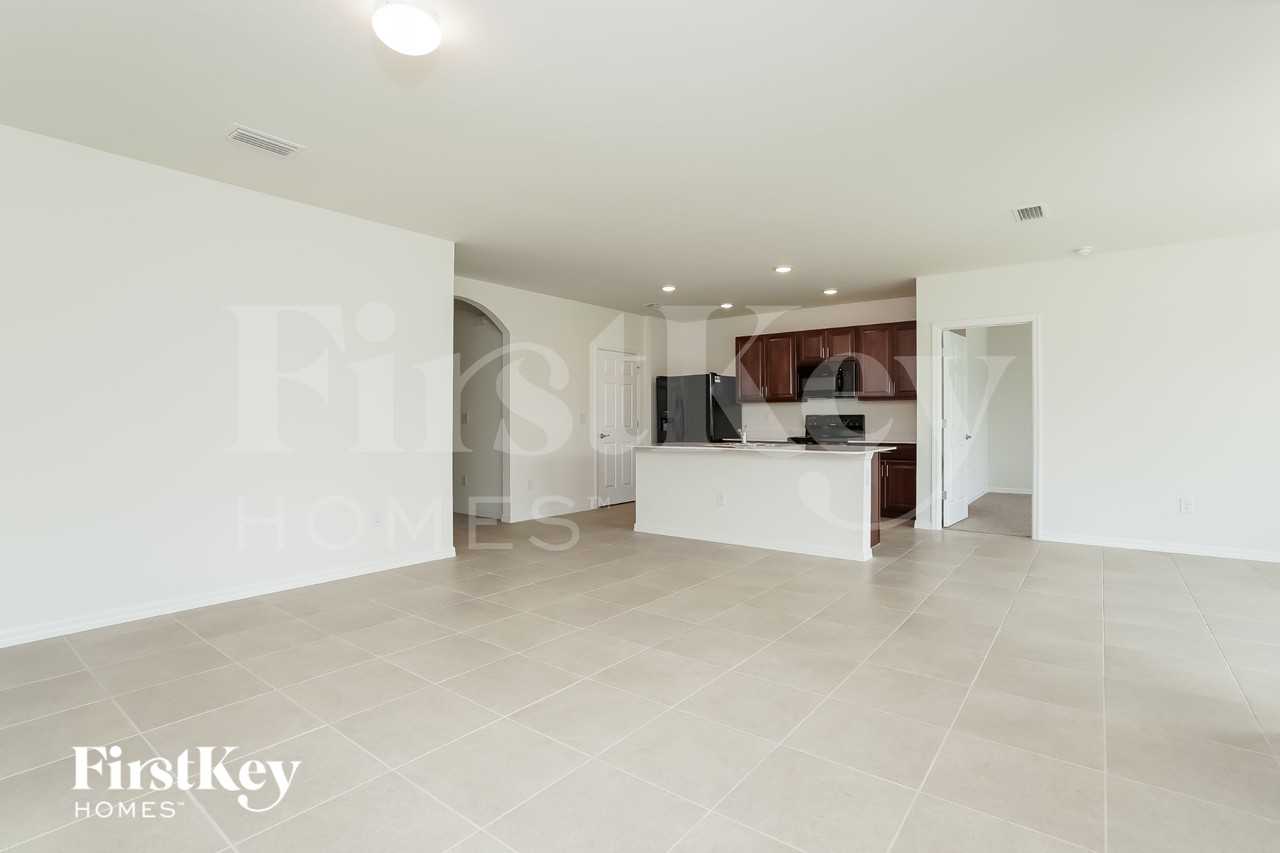 1622 Sw 27th St - Photo 4 of 17