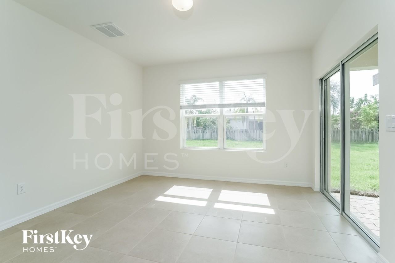 1622 Sw 27th St - Photo 5 of 17