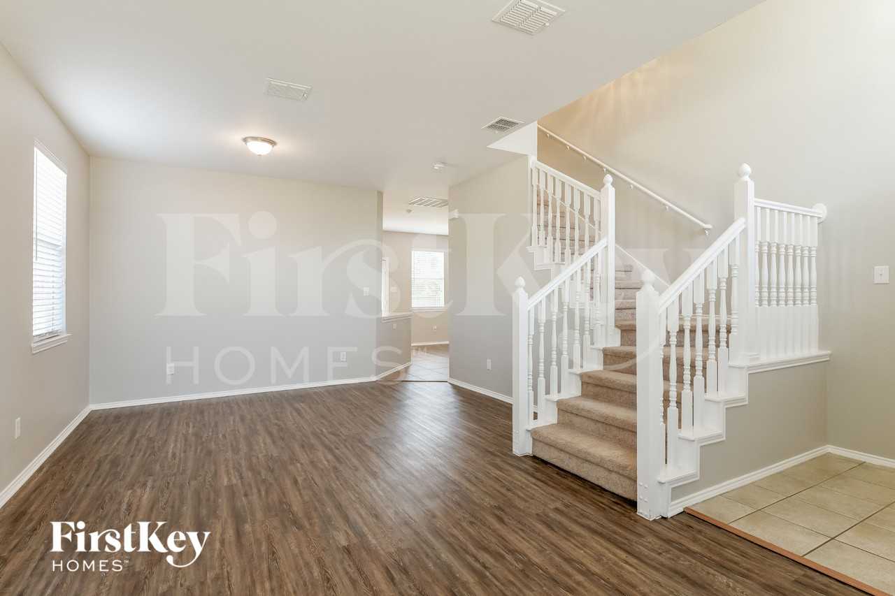 1412 Pine Ridge Rd - Photo 4 of 17