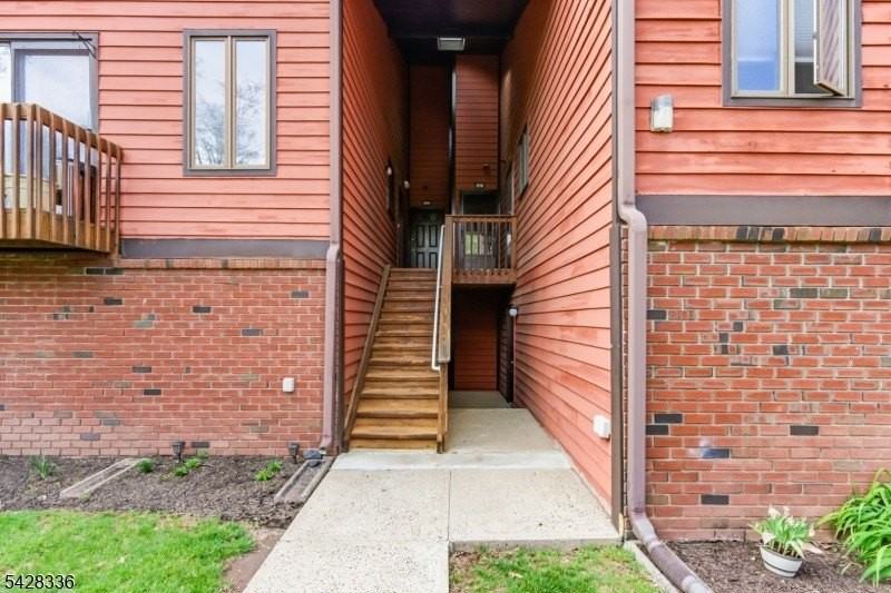 212 Village Cmns - Photo 3 of 34