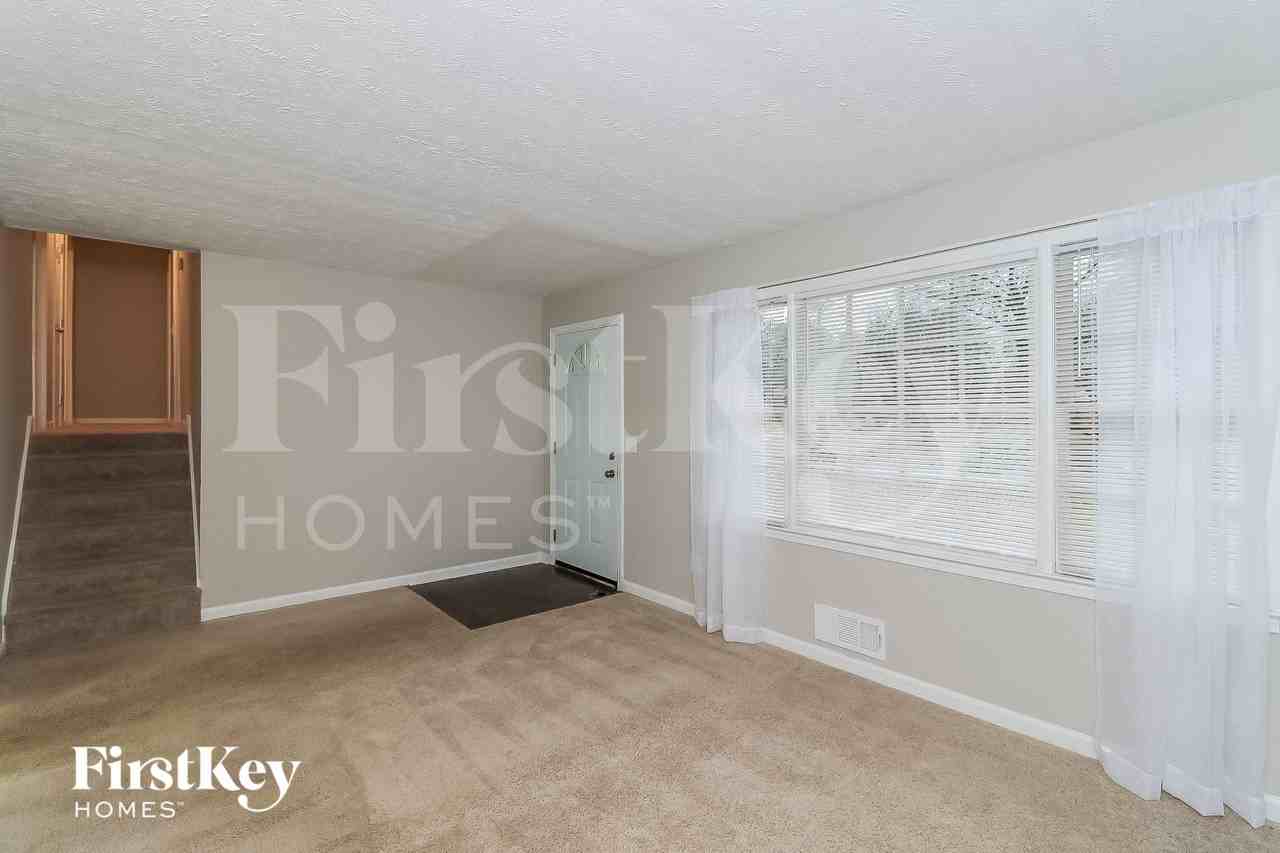 1020 Tanglewood Trl - Photo 2 of 15