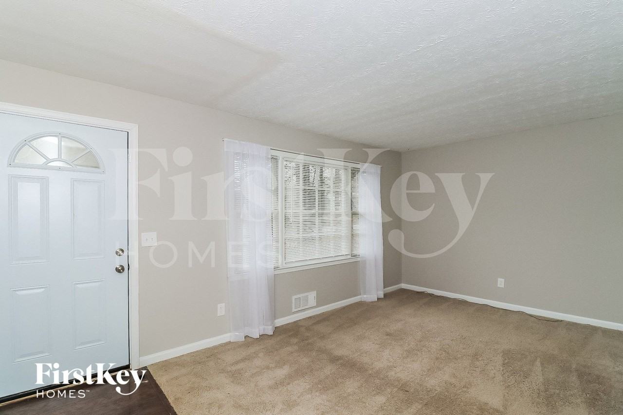 1020 Tanglewood Trl - Photo 3 of 15