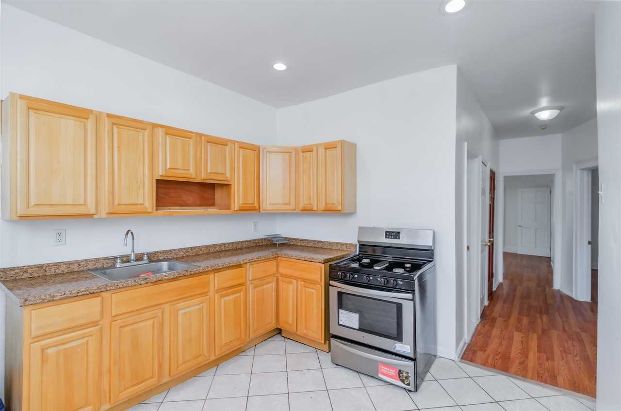 404 Danforth Ave - Photo 4 of 27
