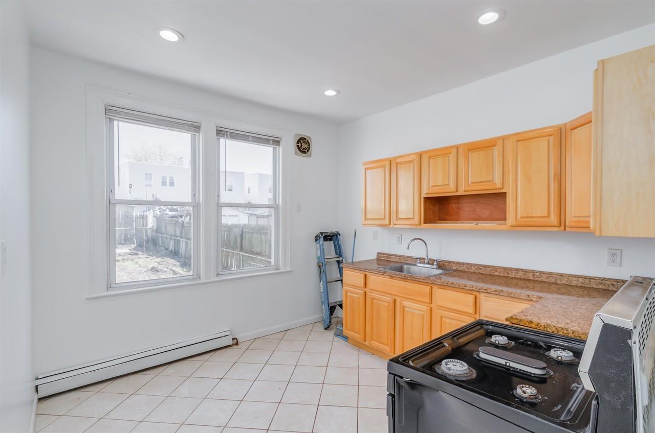 404 Danforth Ave - Photo 5 of 27