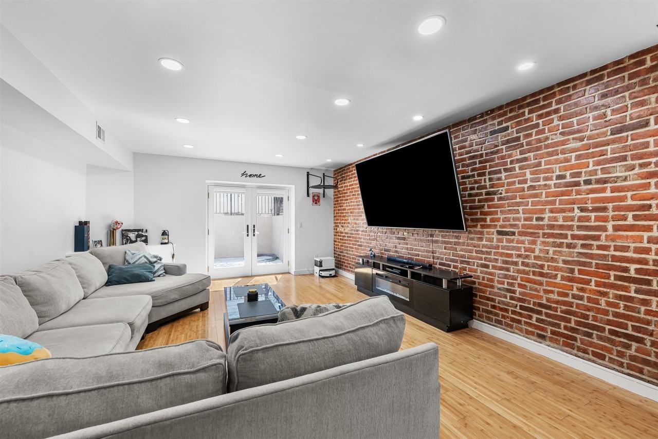 324 BALDWIN AVE #1B - Photo 2 of 26