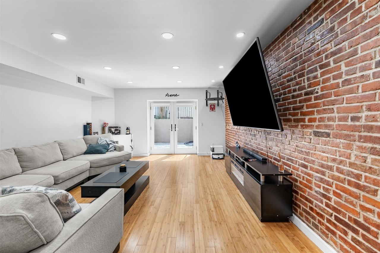 324 BALDWIN AVE #1B - Photo 3 of 26