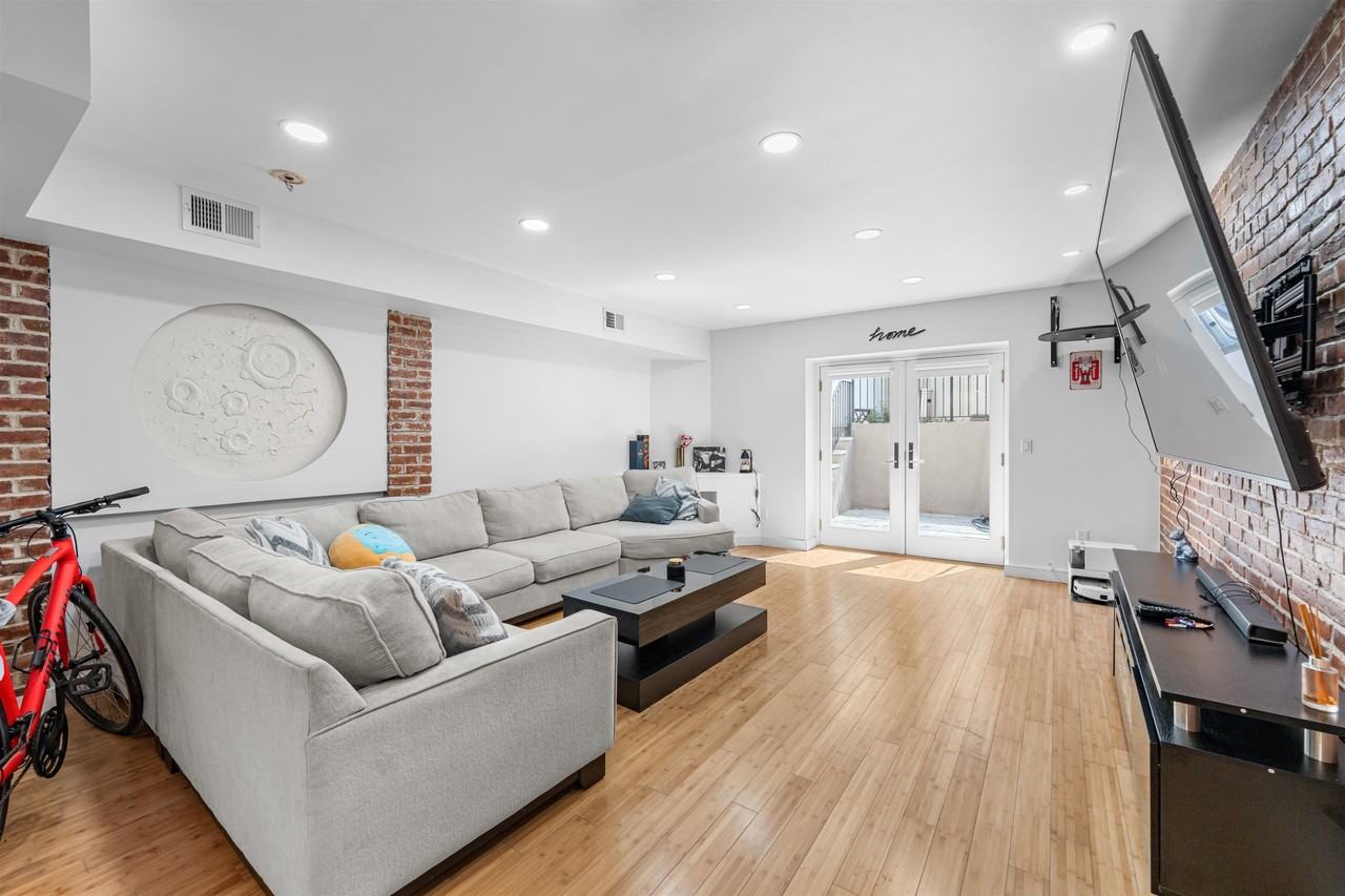 324 BALDWIN AVE #1B - Photo 5 of 26