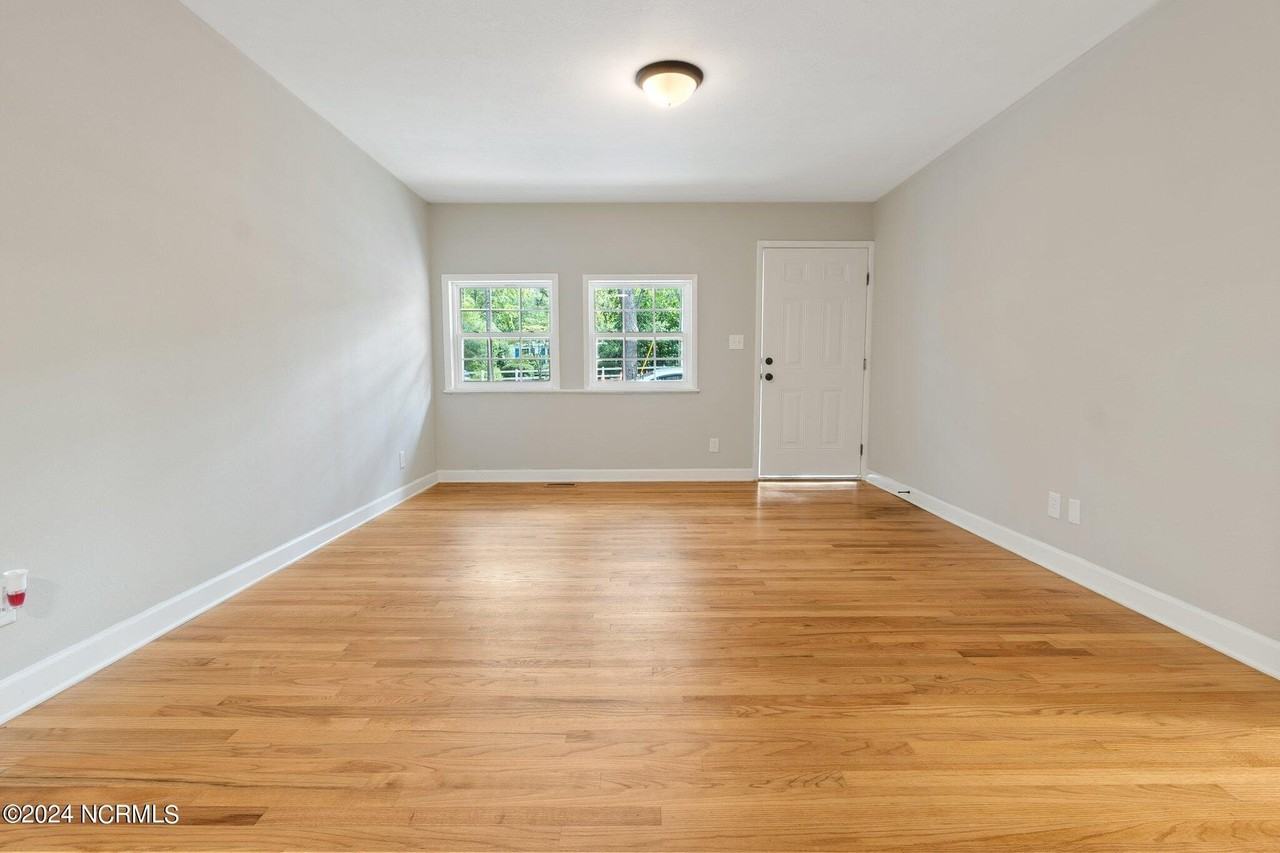 852 N May St - Photo 7 of 24