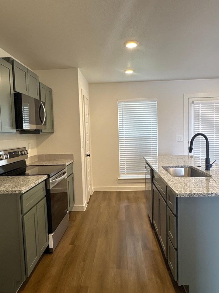 2304 Corpus Ave - Photo 4 of 8