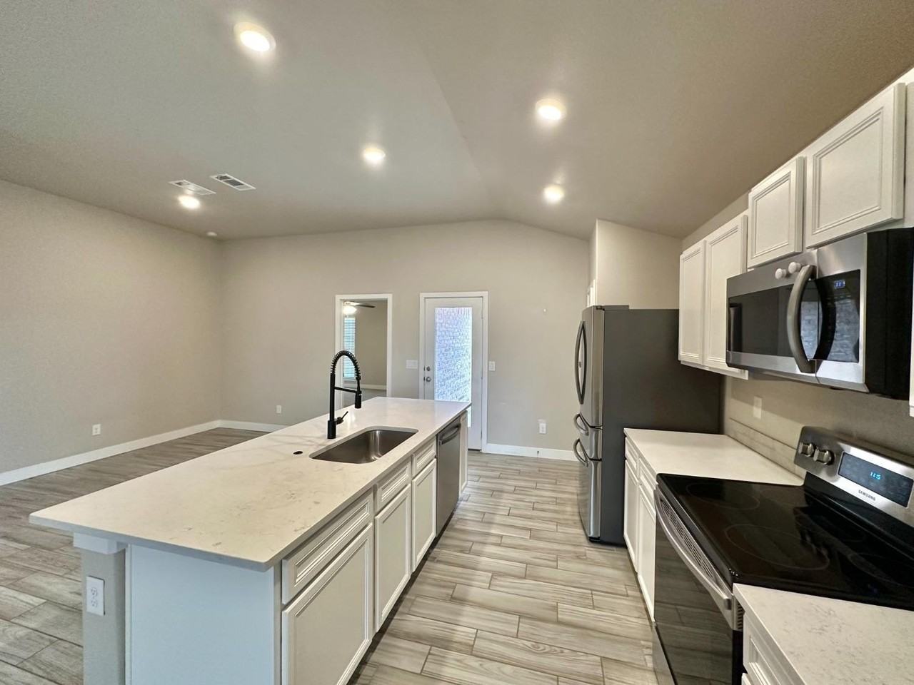 7302 29th St - Photo 4 of 18