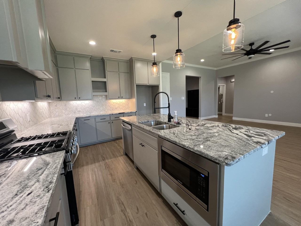 1703 Quincy Ave - Photo 2 of 25