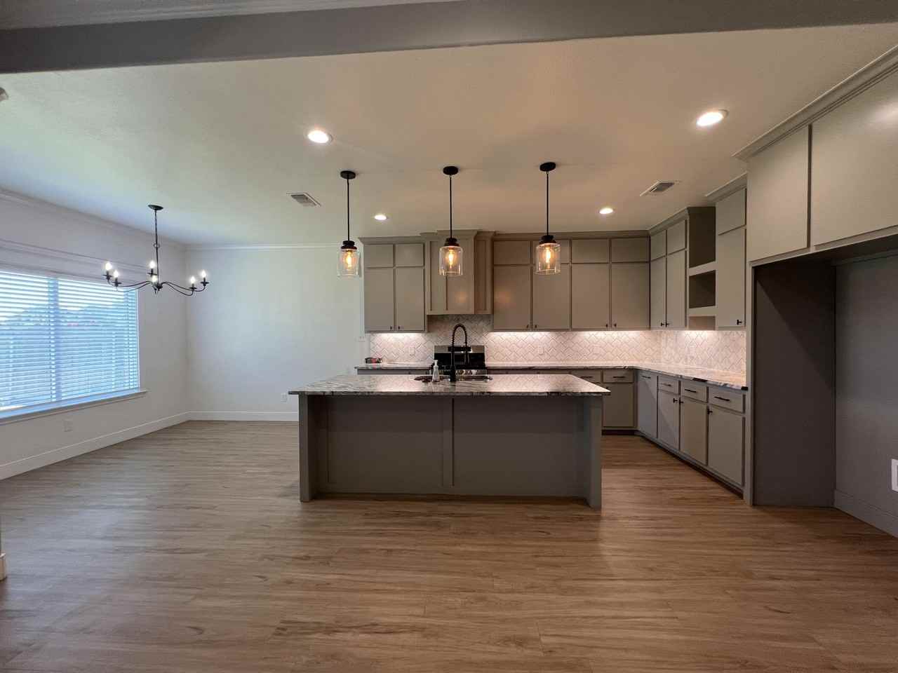 1703 Quincy Ave - Photo 4 of 25