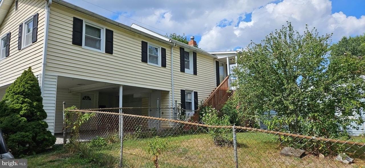 1057 Foreman Ln - Photo 2 of 20