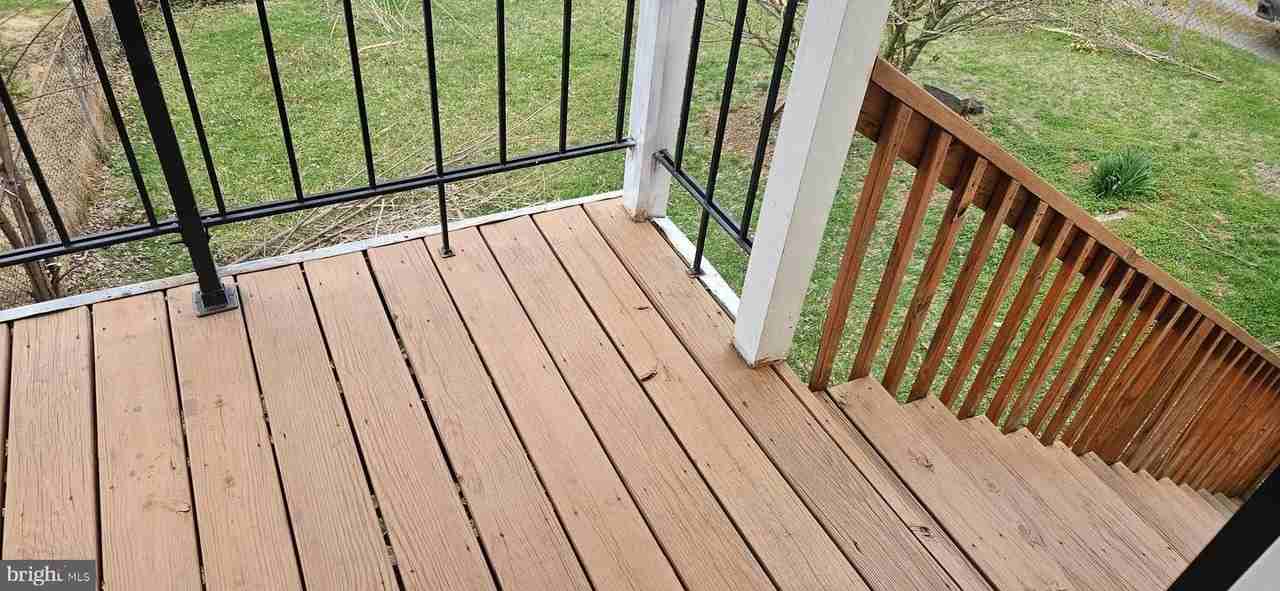 1057 Foreman Ln - Photo 4 of 20