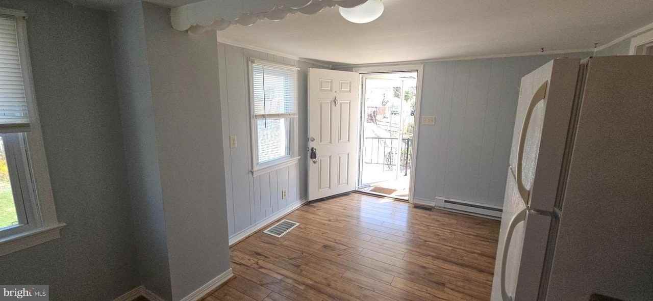 1057 Foreman Ln - Photo 7 of 20