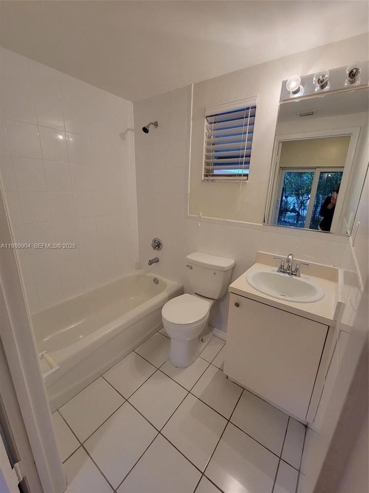 1611 Sw 2nd Ct #A103 - Photo 4 of 10