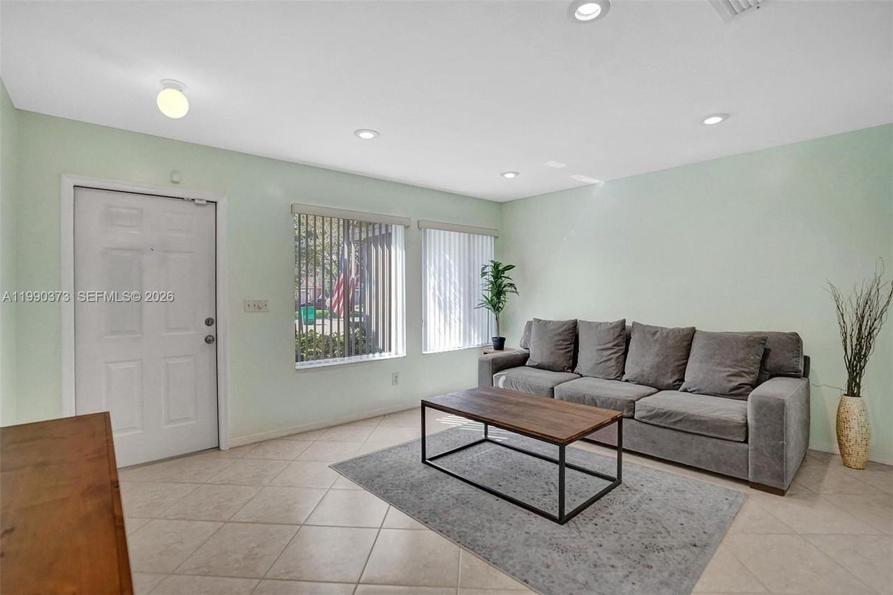 1726 Sw 110th Ter - Photo 4 of 50